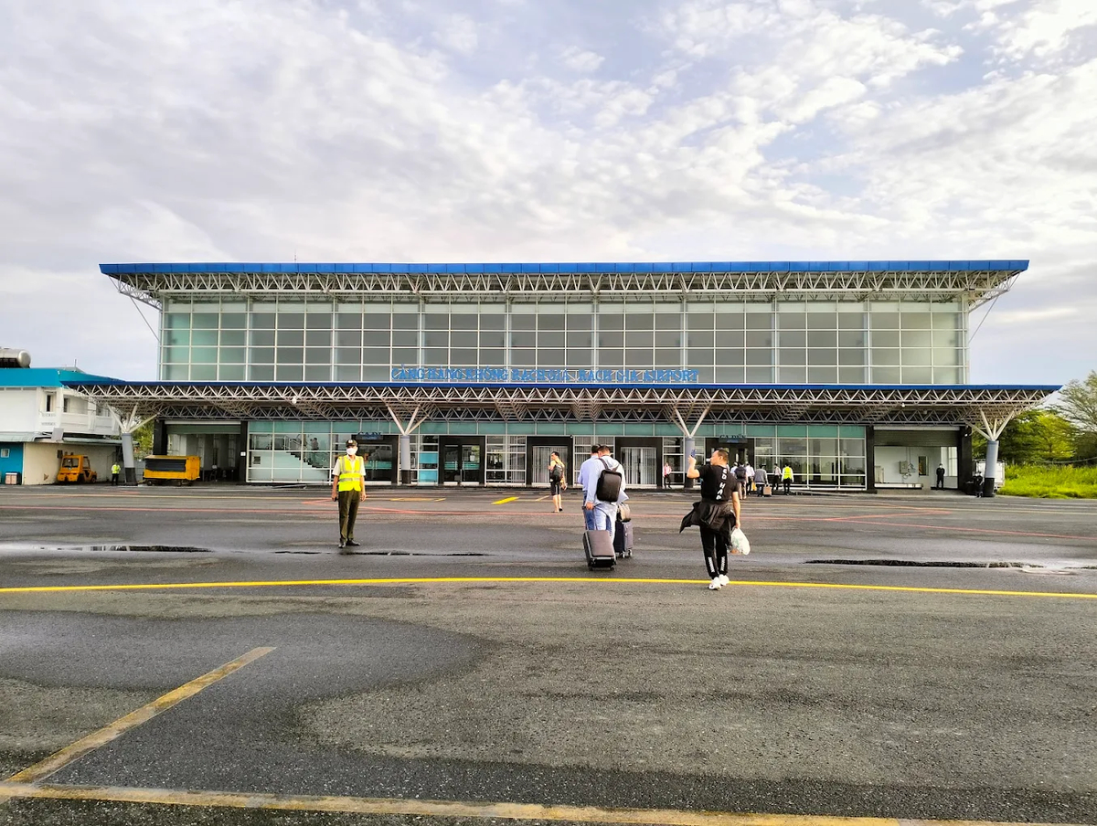 Nằm ở ven biển phía Tây Nam, thuộc tỉnh An Giang, sân bay Rạch Giá được khai thác cho hoạt động dân dụng và quân sự 